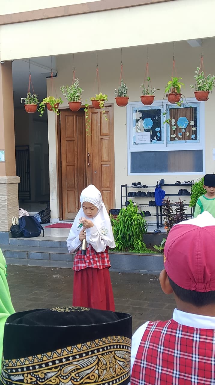 PEMIMPIN PEMBACAAN JANJI PELAJAR DAN DOA MASUK MASJID - foto 1